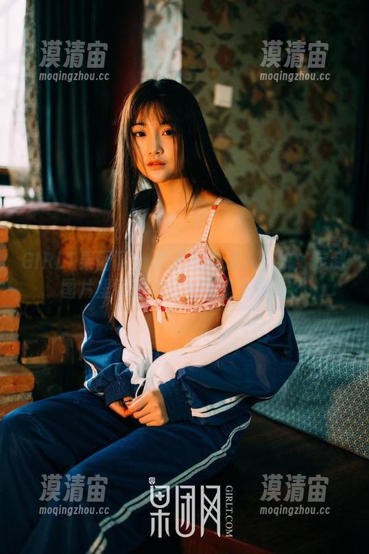 GIRLT果团网 - 周于希的迷人豹纹：定制图片里藏着几分大胆几分羞涩？