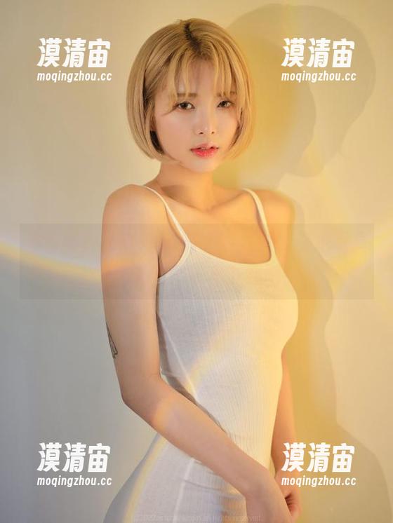 准备好被Hyoyeon(김효연)的比基尼写真惊艳了吗？快来下载吧！