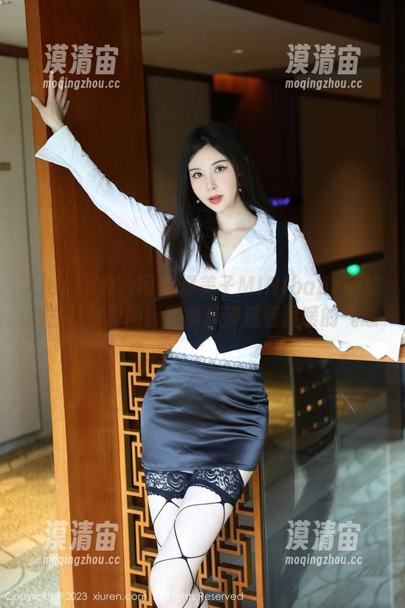 Xiuren秀人网 - 糯美子MINIbabe的精选白衬衫套图：简单却渗透着温暖的气息