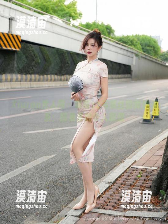 Xiuren秀人网 - 草莓zz与黑丝的微妙关系：图集里的令人遐想