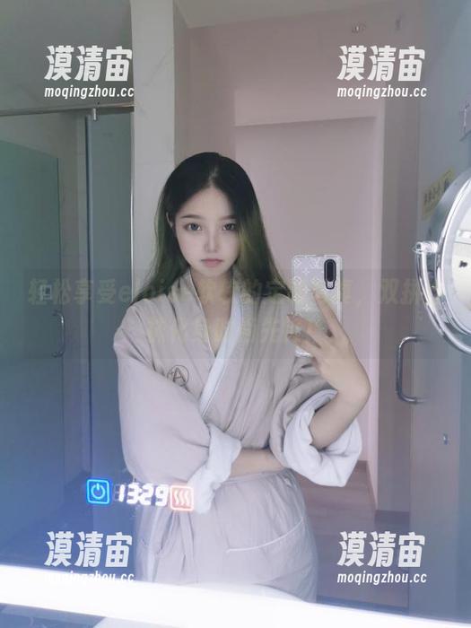 轻松享受eloise软软的定制写真，双拼丝袜化身时尚先锋！