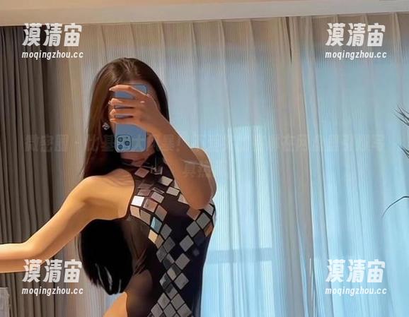 微密圈 - 比基尼大风暴！不爱笑的赛琳在网盘里引爆写真热潮