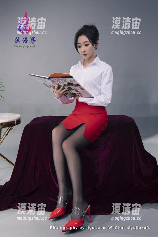 丽柜 - 看！小七的足香丝意，福利图片直接戳中你的审美！