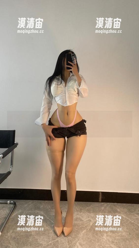 微密圈 - 俏妞t教室：原图资源，真想在课桌底下偷偷赞美她的身影。