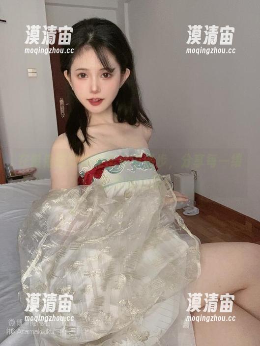 在倦倦喵的旗袍图库中漫步，分享每一缕轻盈的幻想