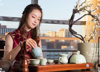 克拉女神 – 王睿用泳衣写真告诉你：心情好，泳池也跟着闪闪发光！