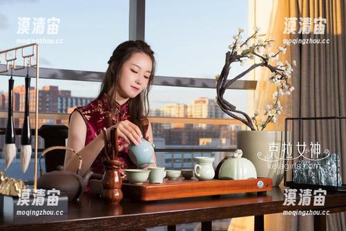 克拉女神 - 王睿用泳衣写真告诉你：心情好，泳池也跟着闪闪发光！