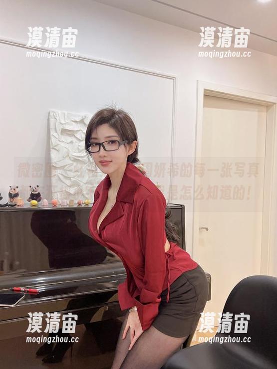 微密圈 - 红裙之下，周妍希的每一张写真都在狂摇小宇宙，别问我是怎么知道的！