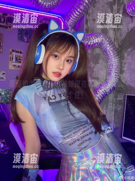 嘎潼奶牛图集：看她如何在草地上优雅“吼”出个性！