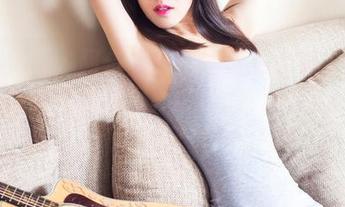 头条女神 – 阿依努尔瓦娅壁纸大集：美腿分分钟成为手机屏幕的焦点，实用又赏心悦目。