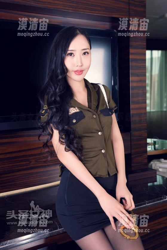 头条女神 - 时尚与挑逗：高清下载陈怡曼裤里丝作品，心动不已