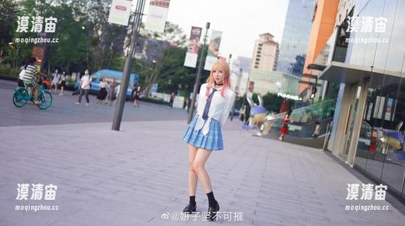 探索妍子坚不可摧的黑白写真集：分享那些让人心跳加速的幽默时刻