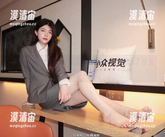 小众视觉 - 丝袜VS小薯条：最新图包展示了什么是绝对诱惑！