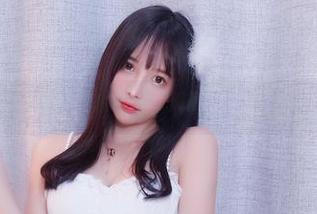这才是小小奶瓶儿的最新礼服美图，太会勾人了吧？