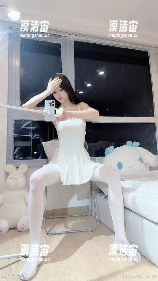 微密圈 - 与小萌子在海边：高清图集，一边耍帅一边被海水调戏
