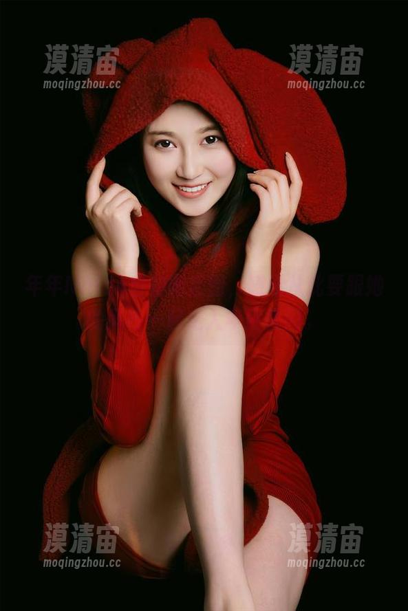 年年Nnian自拍新套图，感觉从此要跟她的风格一起走入年度快闪。