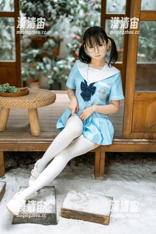 幼水铃衣裸足姿态，让cos原图成为你的新灵感源泉