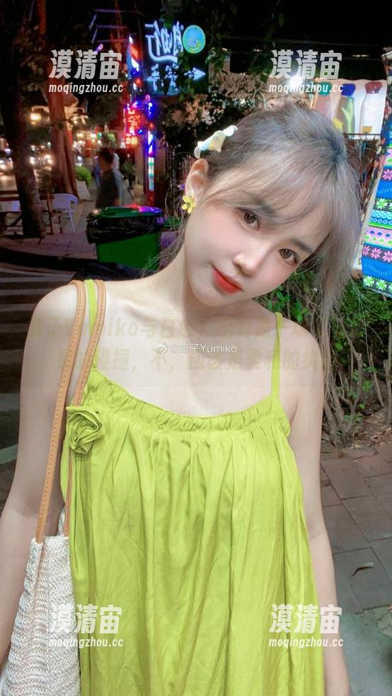 御子Yumiko与白色，绝对是一场美与心灵的碰撞，不，应该是柔和的纠缠