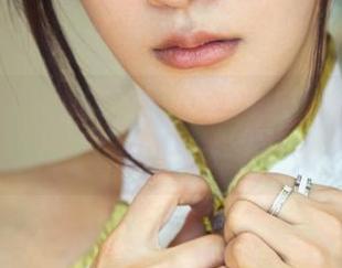 推女郎 – 高清写真：沙子与校服共同编织的梦幻校园
