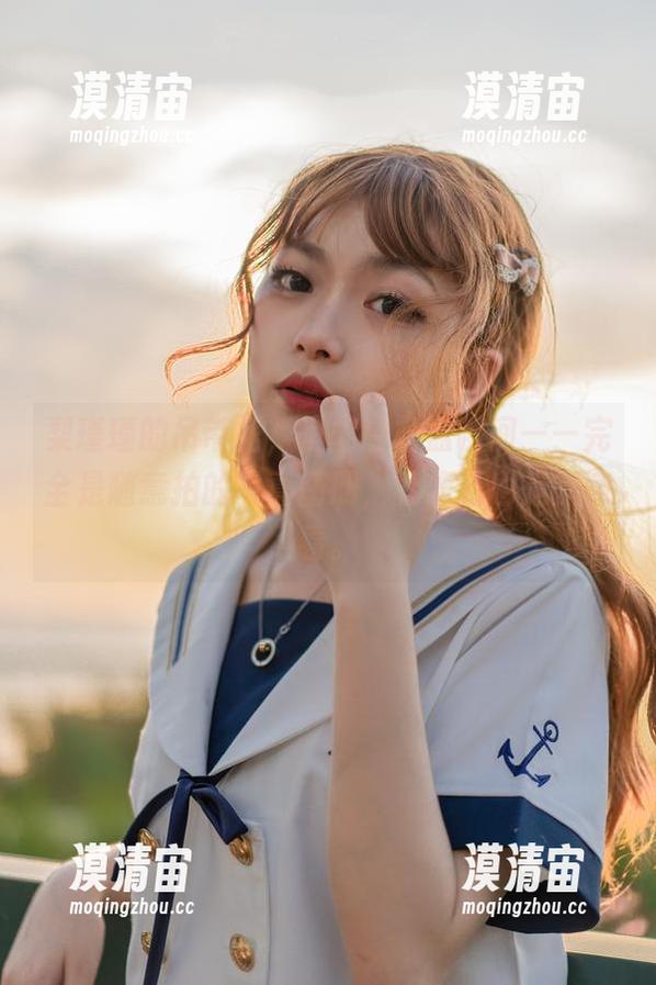 梨瑾瑾的吊带裙，室内的轻盈瞬间——完全是随意拍的写真图册，就像我也是随意看。