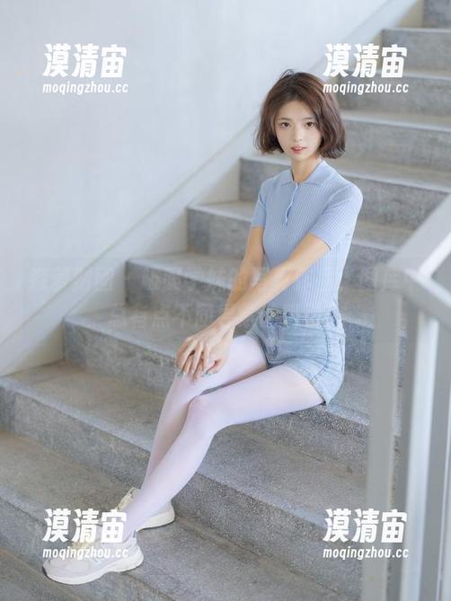 森萝财团 - 吸吸学妹的写真作品，图库中总有点不同寻常的吸引。