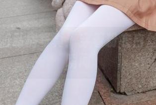 森萝财团私房写真：穿着粉衣白丝的诱惑瞬间