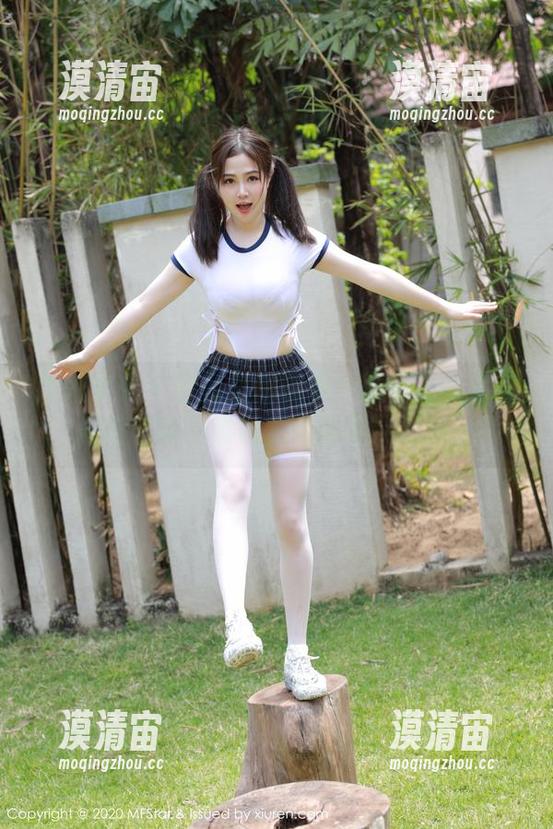 模范学院 - 厨房里的优雅：陈怡曼的高清厨娘壁纸，谁说做饭就不能时尚？