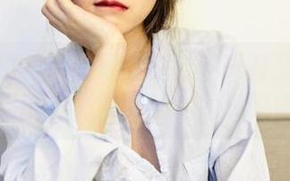 你以为洛丽塔大哥的办公室只有文件？原图里的写真瞬间让你大跌眼镜！