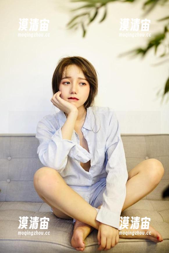 你以为洛丽塔大哥的办公室只有文件？原图里的写真瞬间让你大跌眼镜！