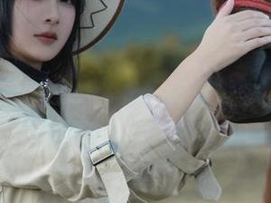 最新写真大公开——浅安安在火华家竞泳，戏水姿态真迷人！