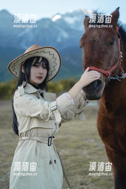 最新写真大公开——浅安安在火华家竞泳，戏水姿态真迷人！