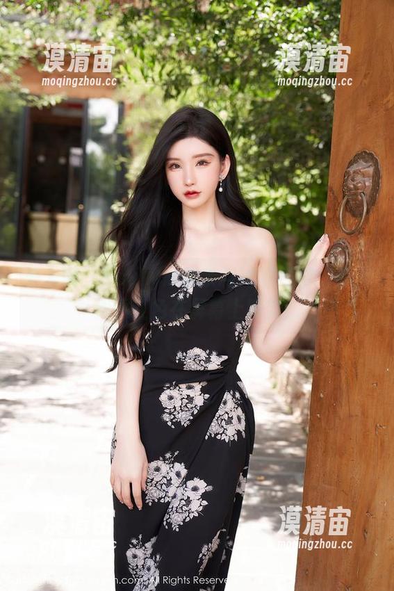 秀人网 - Emily顾奈奈与她的红裙：看，似乎红色在屏幕上跳舞！