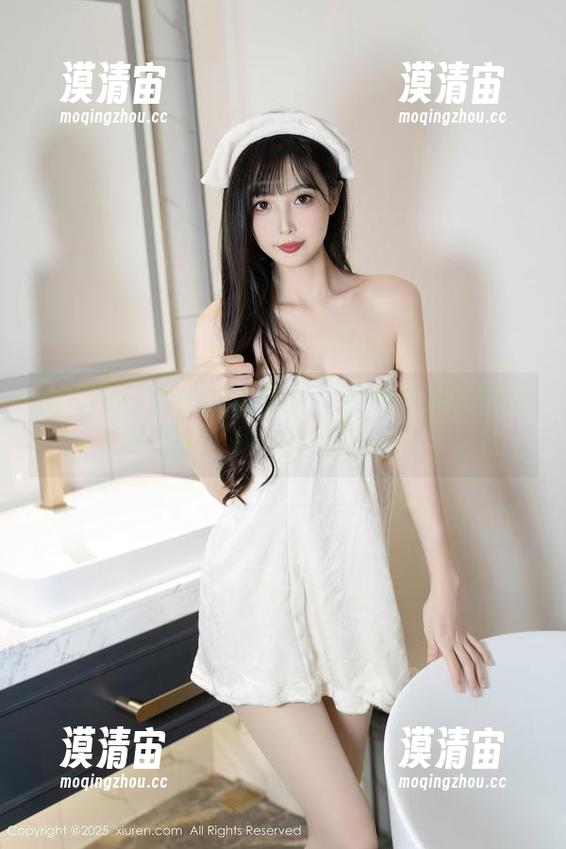 秀人网 - 幼幼泳衣图包：看她如何把Beach变成了最美的catwalk！