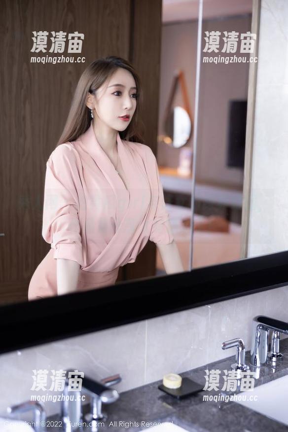 秀人网 - 拍黄瓜girl与修女的跨界碰撞，作品集分享太有意思了！