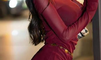 秀人网 – 在松柏下释放你的灵魂：杨晨晨的免费写真，森林里的时尚课！