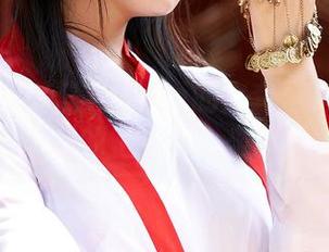 蜜桃社 – 萌美Moemi的全套写真好实在，美足的魅力让人坐不住。