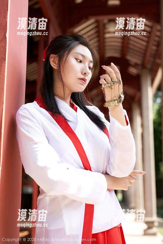 蜜桃社 - 萌美Moemi的全套写真好实在，美足的魅力让人坐不住。