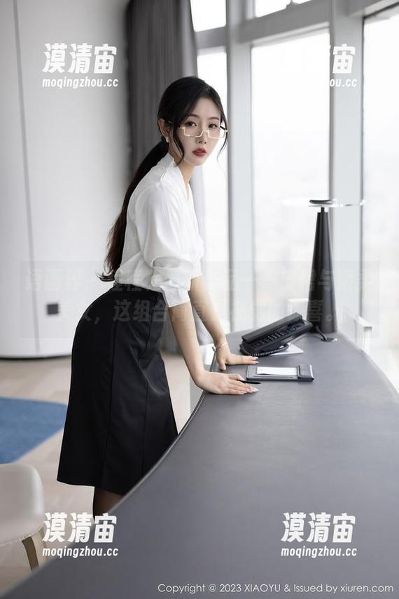 语画界 - 程程程最新作品——皮裙与娇柔美女，这组合简直是视觉的惊喜。