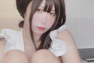 见鬼！这组原图居然这么吸引眼球，贞子蜜桃真会玩围裙自拍。
