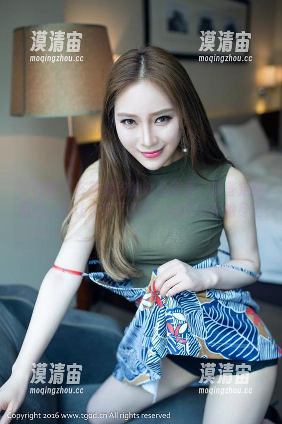 青豆客 - 在颜美汐的办公室里：那些定制图片，真让人忘了工作，心思全在她身上！