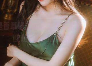 这就是香草喵露露的职业装写真，简直是上班新风尚的逆袭！