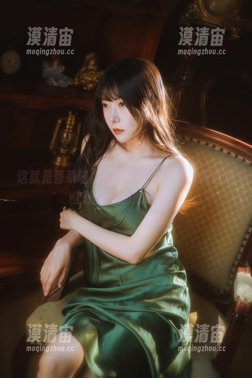 这就是香草喵露露的职业装写真，简直是上班新风尚的逆袭！
