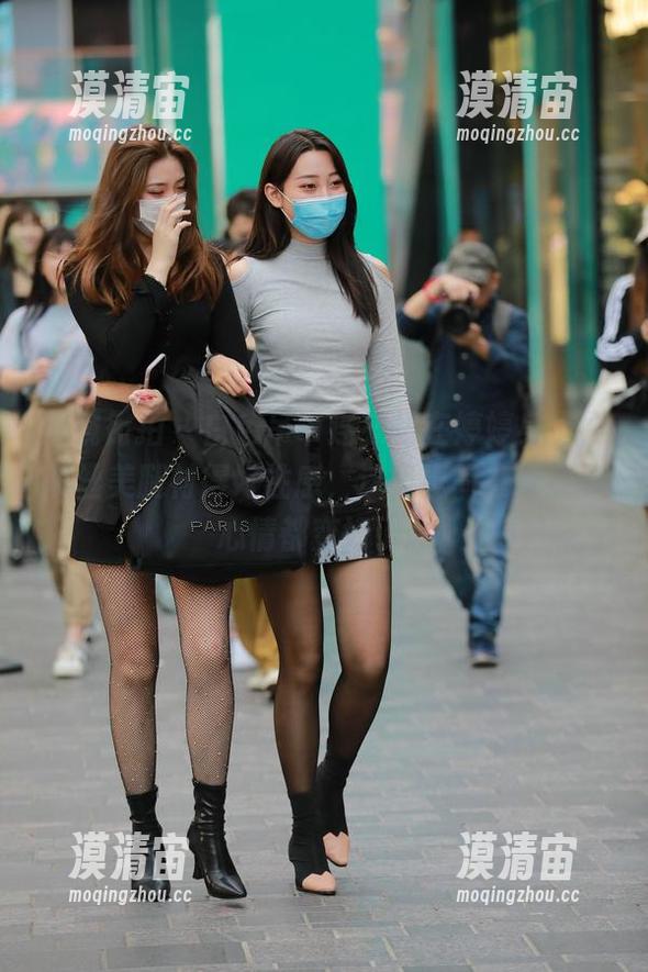 魔镜街拍 - 白色吊带连衣裙在婷婷身上，黑丝美腿衬得好性感，这写真简直是看了心情都变好了。