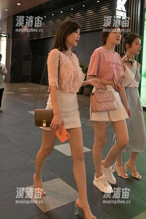 魔镜街拍 - 在艾小青的办公室：高清套图，坐着也能让你飞起来！