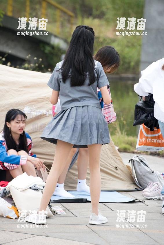 魔镜街拍 - 萌宝儿与她的包臀裙、哈哈镜和商业广场的高清写真一角！