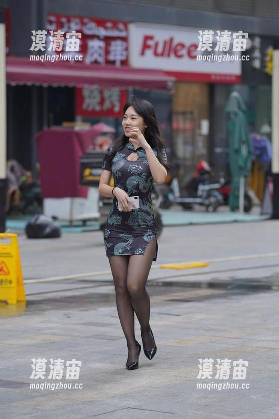 魔镜街拍：黑丝之下，细长美腿呼之欲出，这是什么神仙搭配？原图醉了吧？