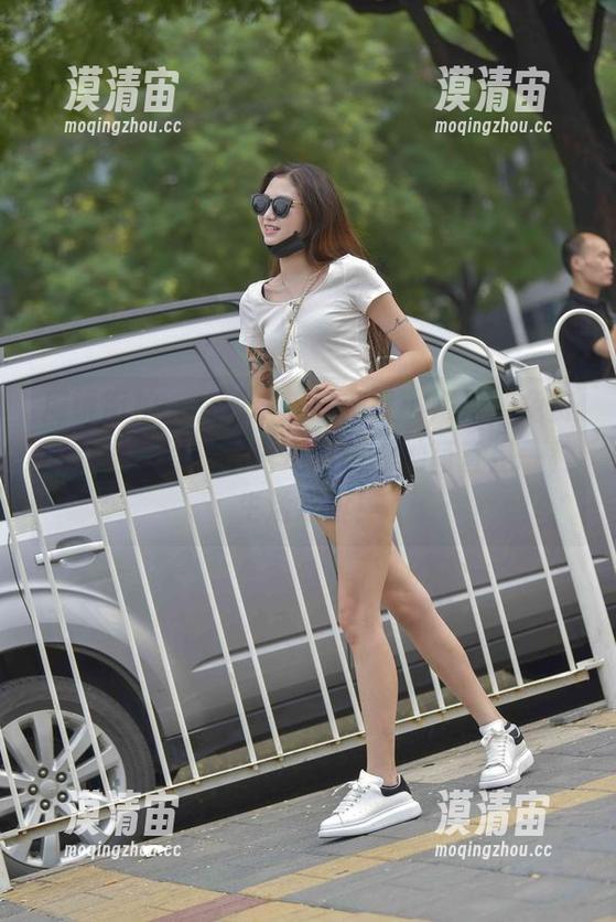 魔镜街拍：看到灰蓝瑜伽裤小姐姐，免费图片送给你！不只是运动，她简直是一种生活态度！