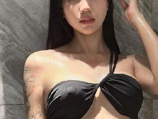 微密圈 – 她是鱼神鱼，拥有知性女友的图集资源，沙发上的慵懒与智慧都在其中！