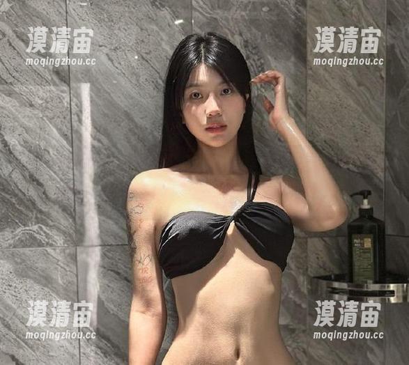微密圈 - 她是鱼神鱼，拥有知性女友的图集资源，沙发上的慵懒与智慧都在其中！