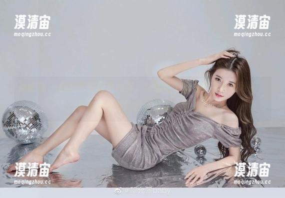 微密圈 - 白衬衫里的黎允熙，仿佛每个角度都有故事可聊，图片与写真的结合竟如此吸引。